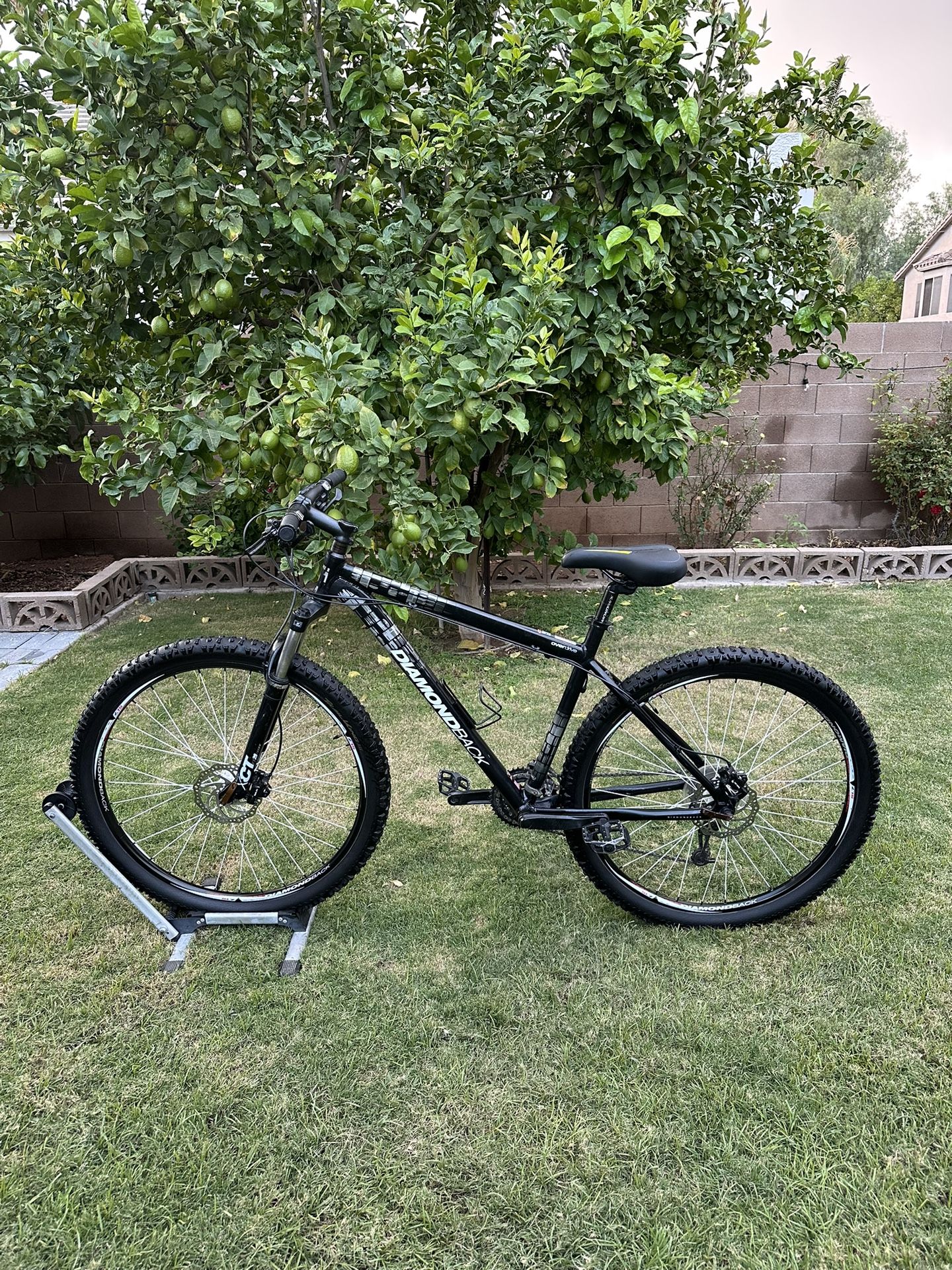 DIAMONDBACK OVERDRIVE 29 ER MOUNTAIN BIKE, 9X3 SPEED, LARGE ALUMINUM FRAME, LIKE BRAND NEW