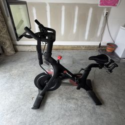 PELOTON BIKE