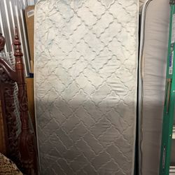 Twin Bed Frame with 2 Mattress/ Marco de Cama Individual con 2 Colchones