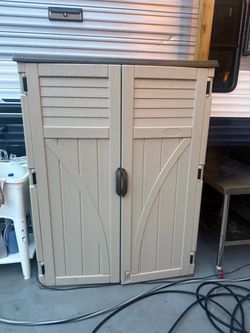 Suncast Outdoor srorage 2 ft 8 in × 4 ft 5 in × 6 ft.