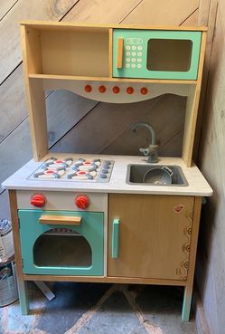 Kid’s wooden play kitchen