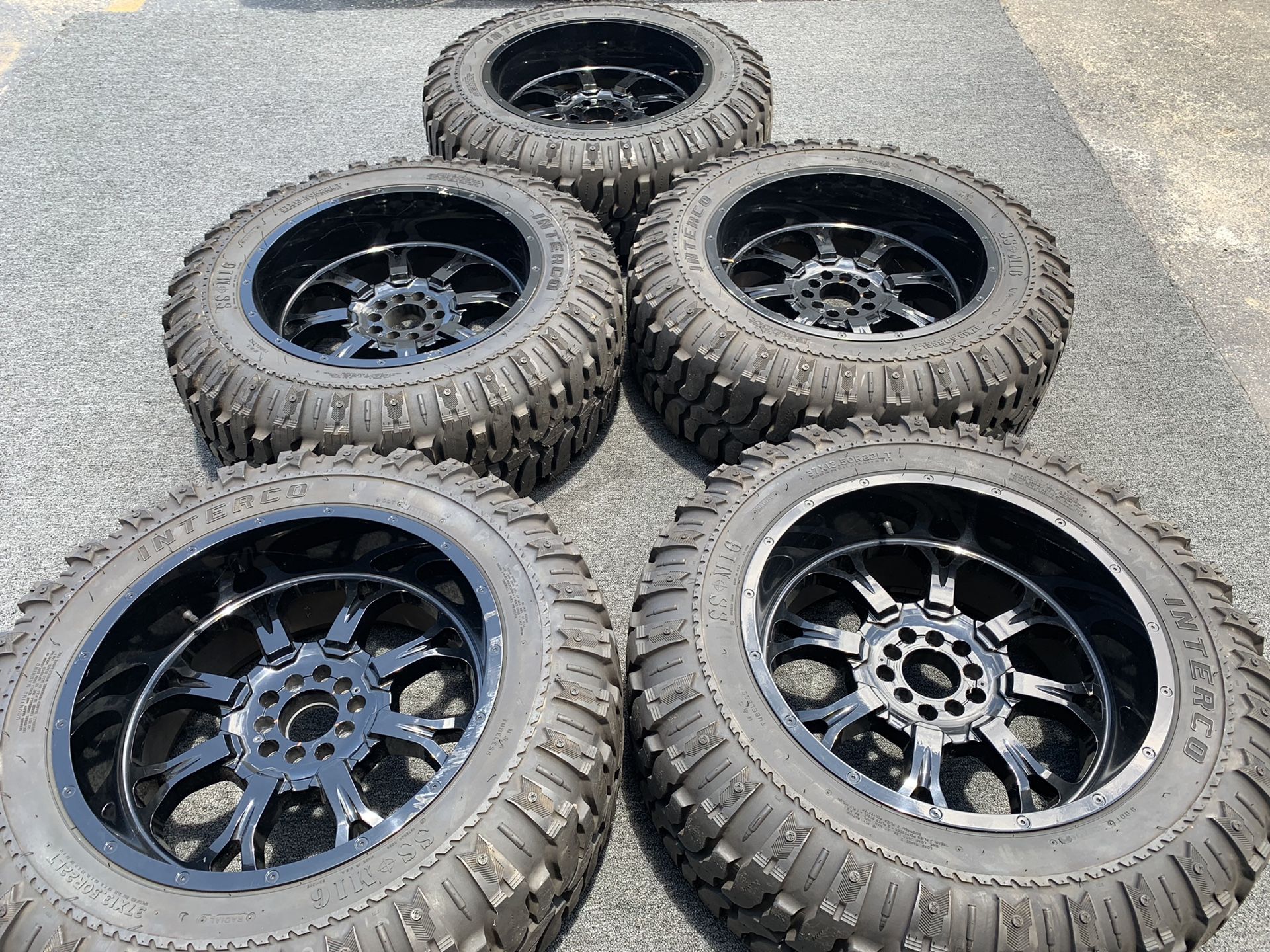 37x13.5x22 JEEP WHEELS TIRES 5 WHEELS ANS TIRES