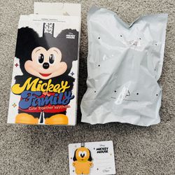 AUTHENTIC- Pluto- MICKEY FAMILY CUTE TOGETHER KEY CHAIN