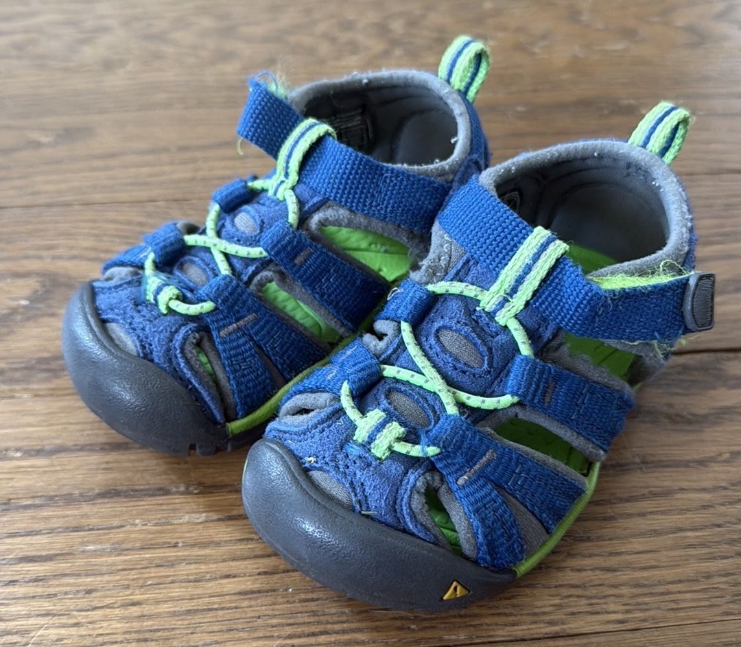 Keen size 5 baby boy sandal shoes in blue !
