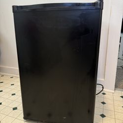 Hisense 2.5 cubic foot Black Mini Fridge