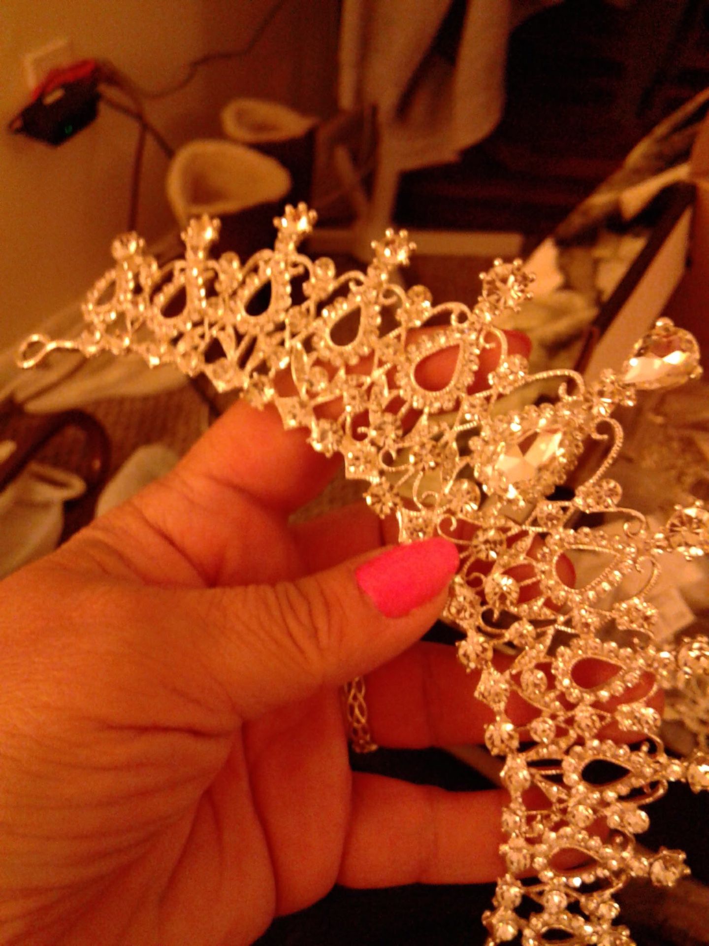 Beautiful headpiece. Great for wedding.