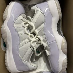 Jordan Retro 11 Low Violet And White 