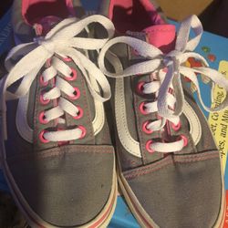 VANS Off The Wall   Men-4.5 Women-6.0