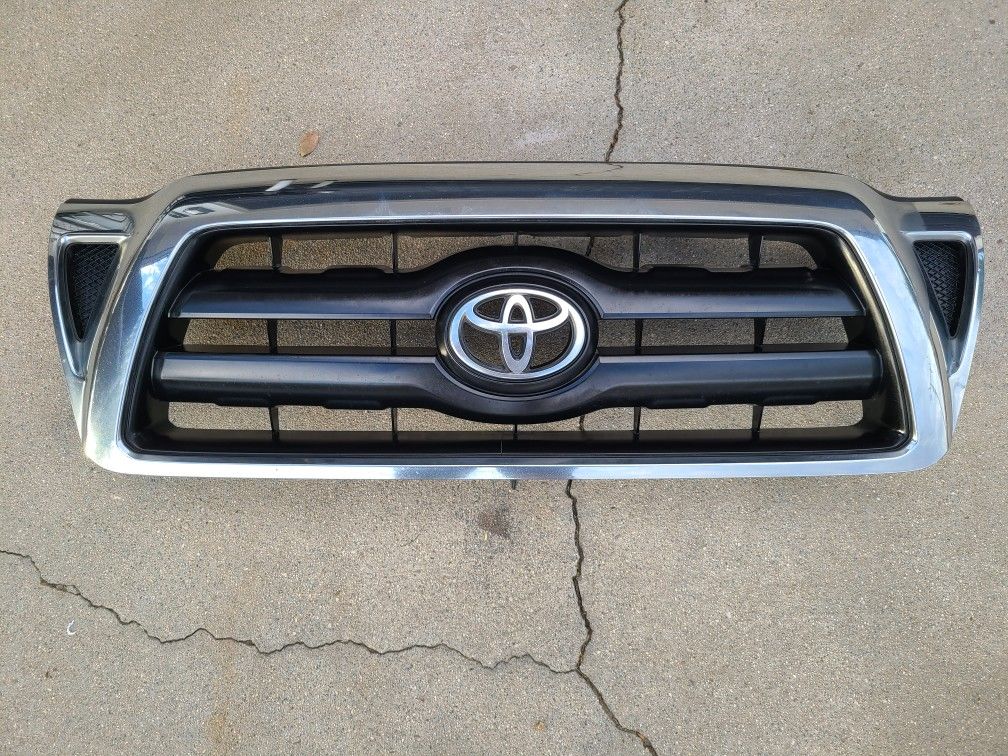 2005-2011 Tacoma Grille - OEM
