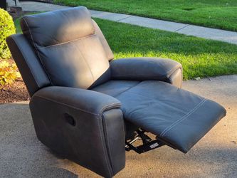 ​🏷️ Like New Rocker Recliner – Excellent Condition! $100