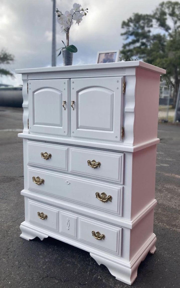 Like New! Wooden White & Gold 5 Drawers Dresser