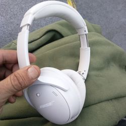 Bose QuietComfort 45 Wireless Bluetooth Noise Cancelling Headphones (Like New)