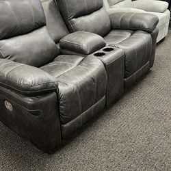 🍂Erlangen Midnight Power Reclining Sofa
Ashley Furniture$20 Down Payment and delivery available 