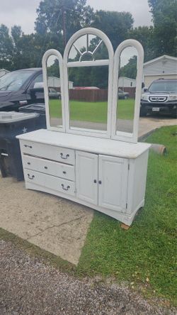 Este es un tocador blanco estilo shabby chic con espejo de tres paneles