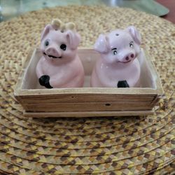 Adorable Pig Salt And Pepper Shakers