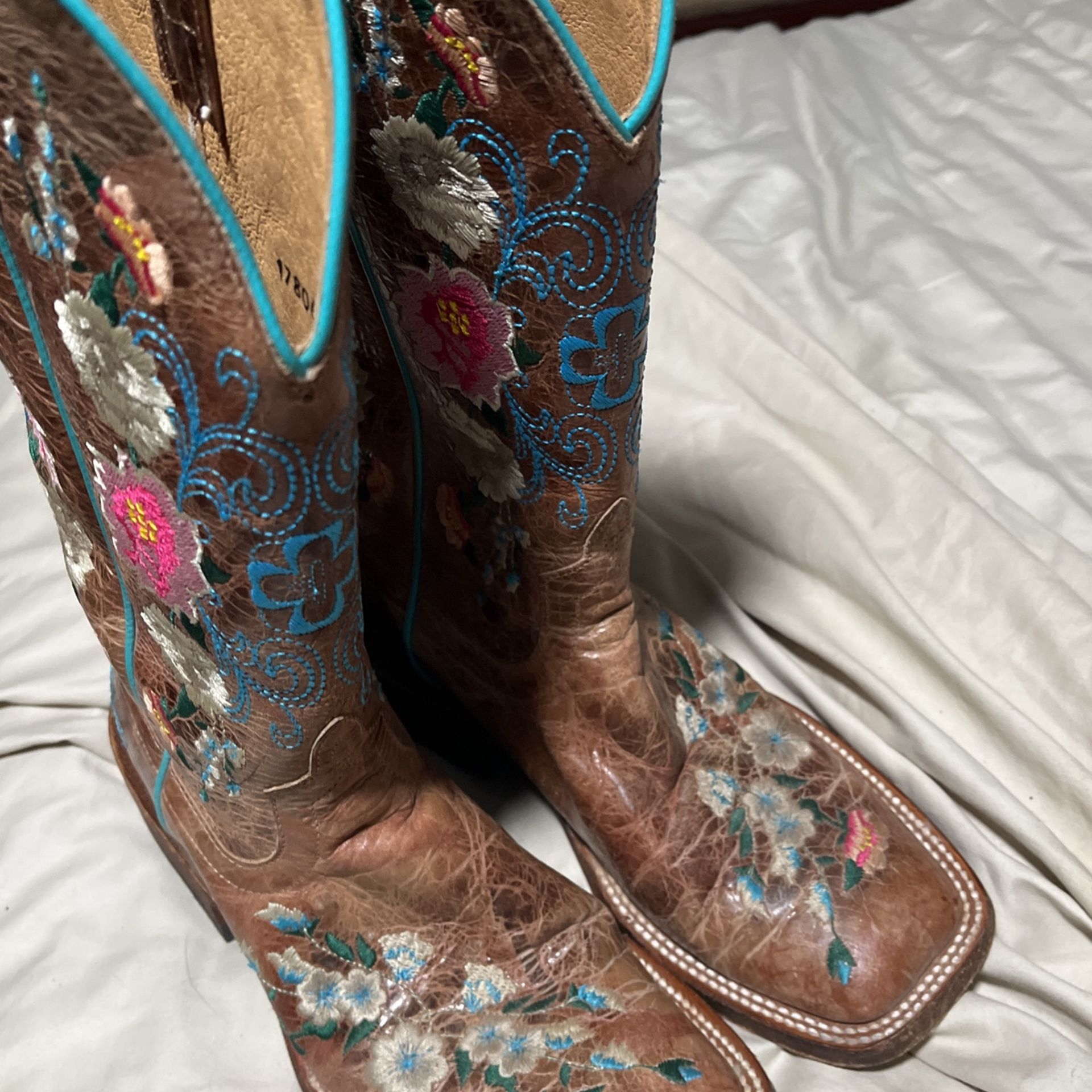 LADIES MACIE BEAN COWGIRL BOOOTS.  Other Miscellaneous Boots Also.  SIZE 6 Women’s