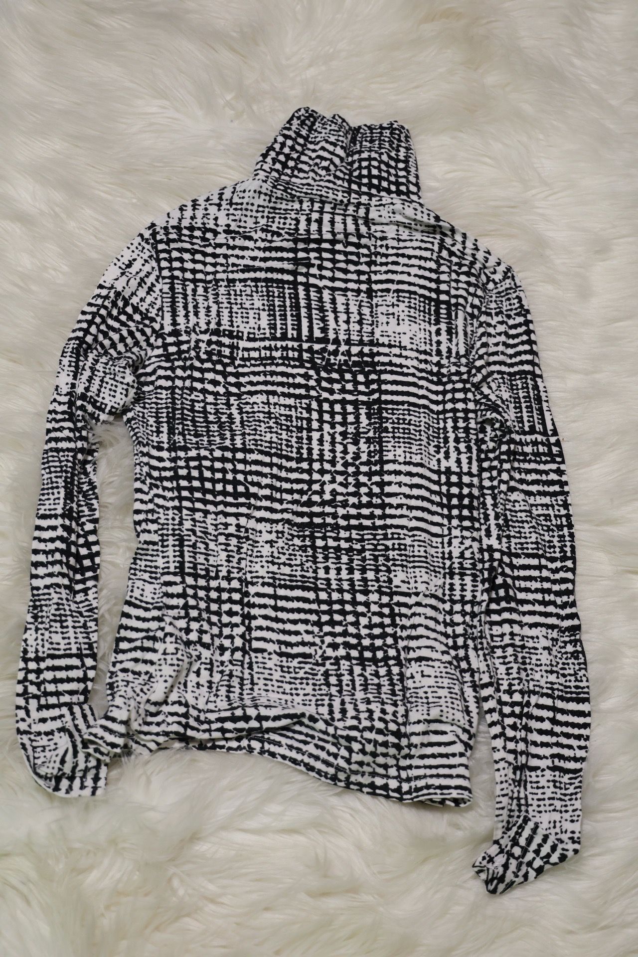 H&M Black & White Abstract Pattern Turtleneck Top
