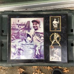 Lou Gehrig Plaque With 2 Baseball Cards