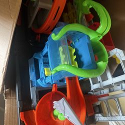 Hot wheels and tracks