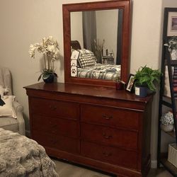 Six drawer cherry wood dresser with mirror