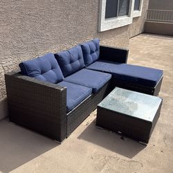Wicker love seat/chaise with table