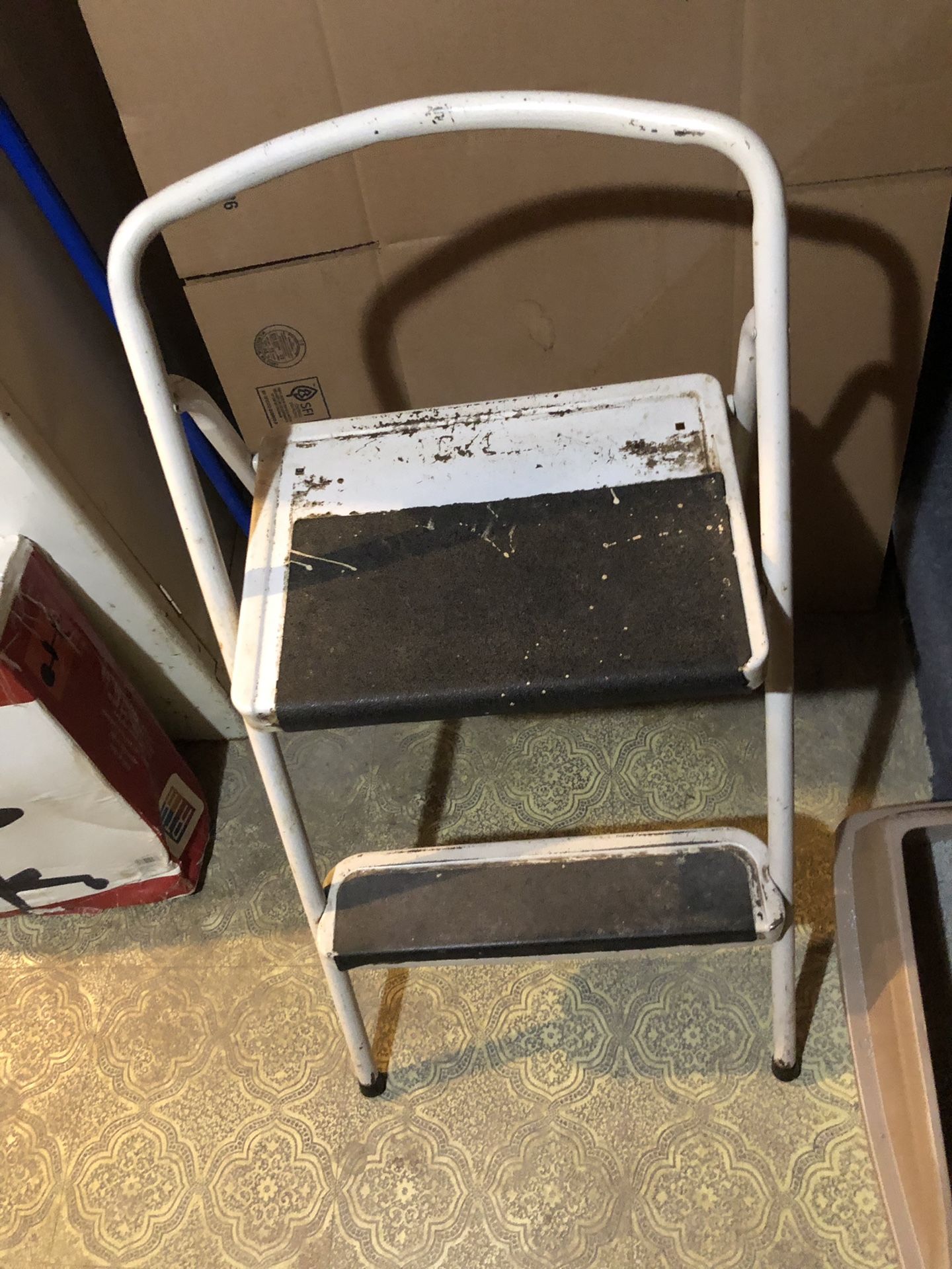 STEP STOOL / LADDER