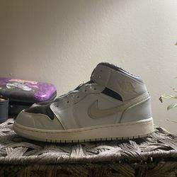 Jordan 1 Retro Mid Wolf Grey Sz 6