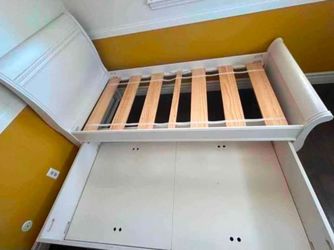 Twin White Sleigh Bed with Pull-Out Trundle Drawer – (NEEDS REPAIR)