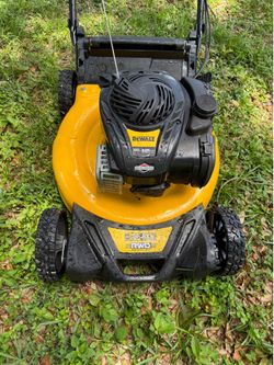 Lawn mower Dewalt excellent condition rear wheel drive self propelled work great
