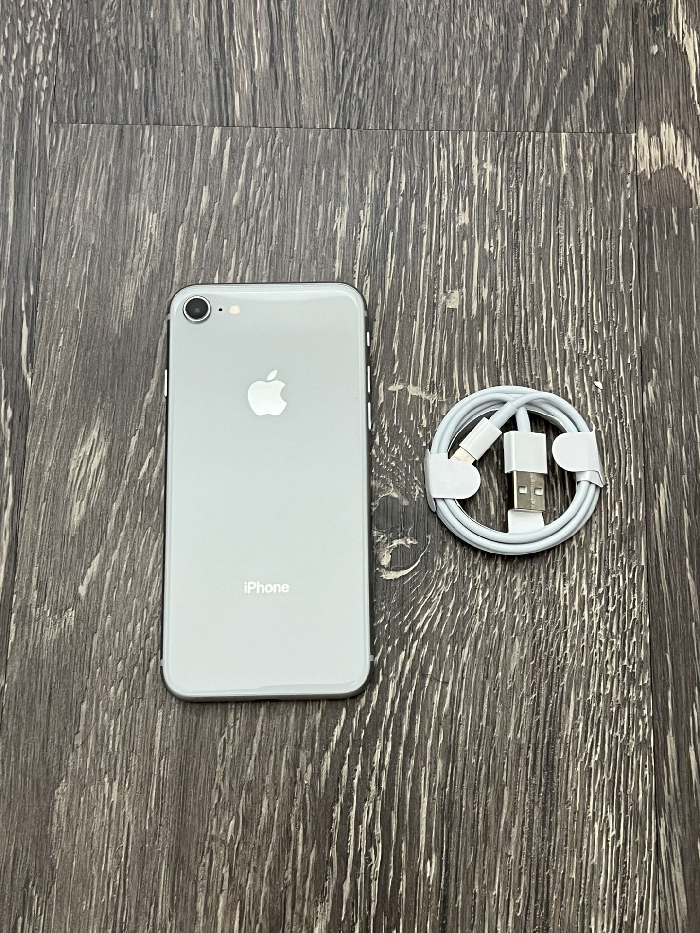 iPhone 8 Silver UNLOCKED FOR ANY CARRIER!
