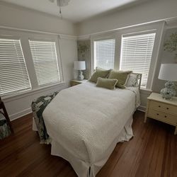 Bedroom Set Queen Bed 2 Side Tables And Lamps 