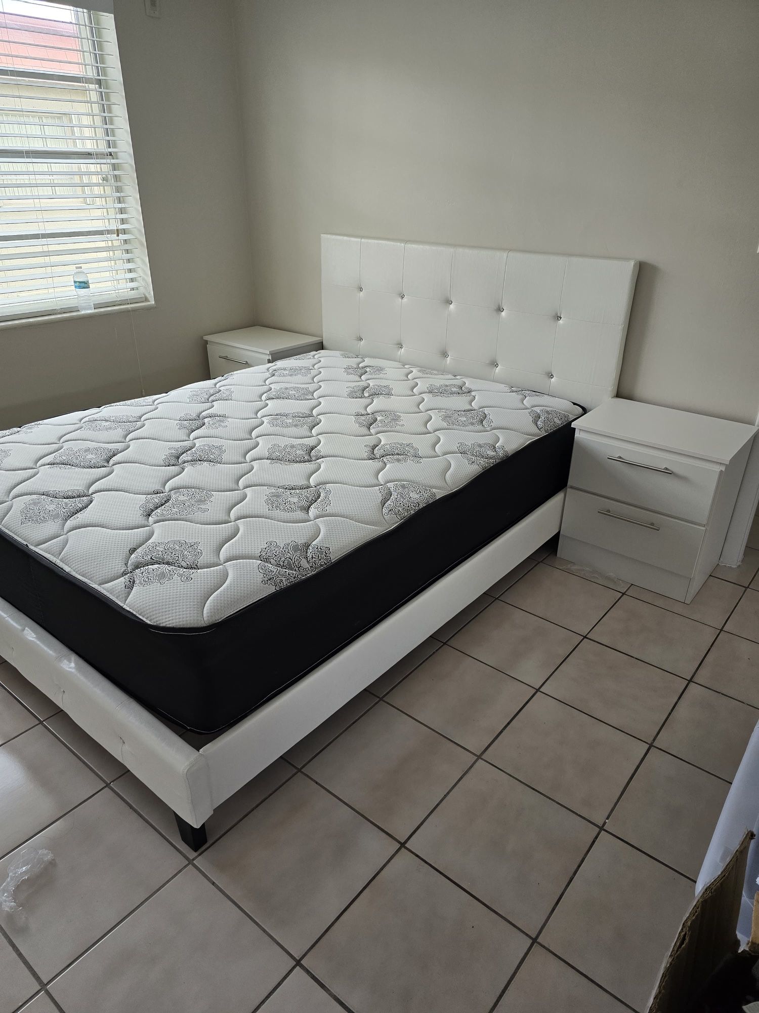 Brand New Queen Bed Frame with Mattress and Nightstands / Cama Queen con Colchón y Mesas de Noche / Fast 🚚