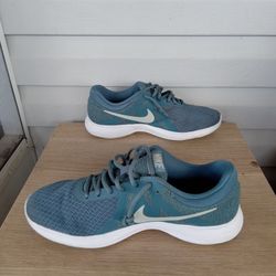 Nike Revolution 4 women shoes size 10