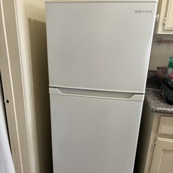 Insignia 9.9 Cu Fridge 
