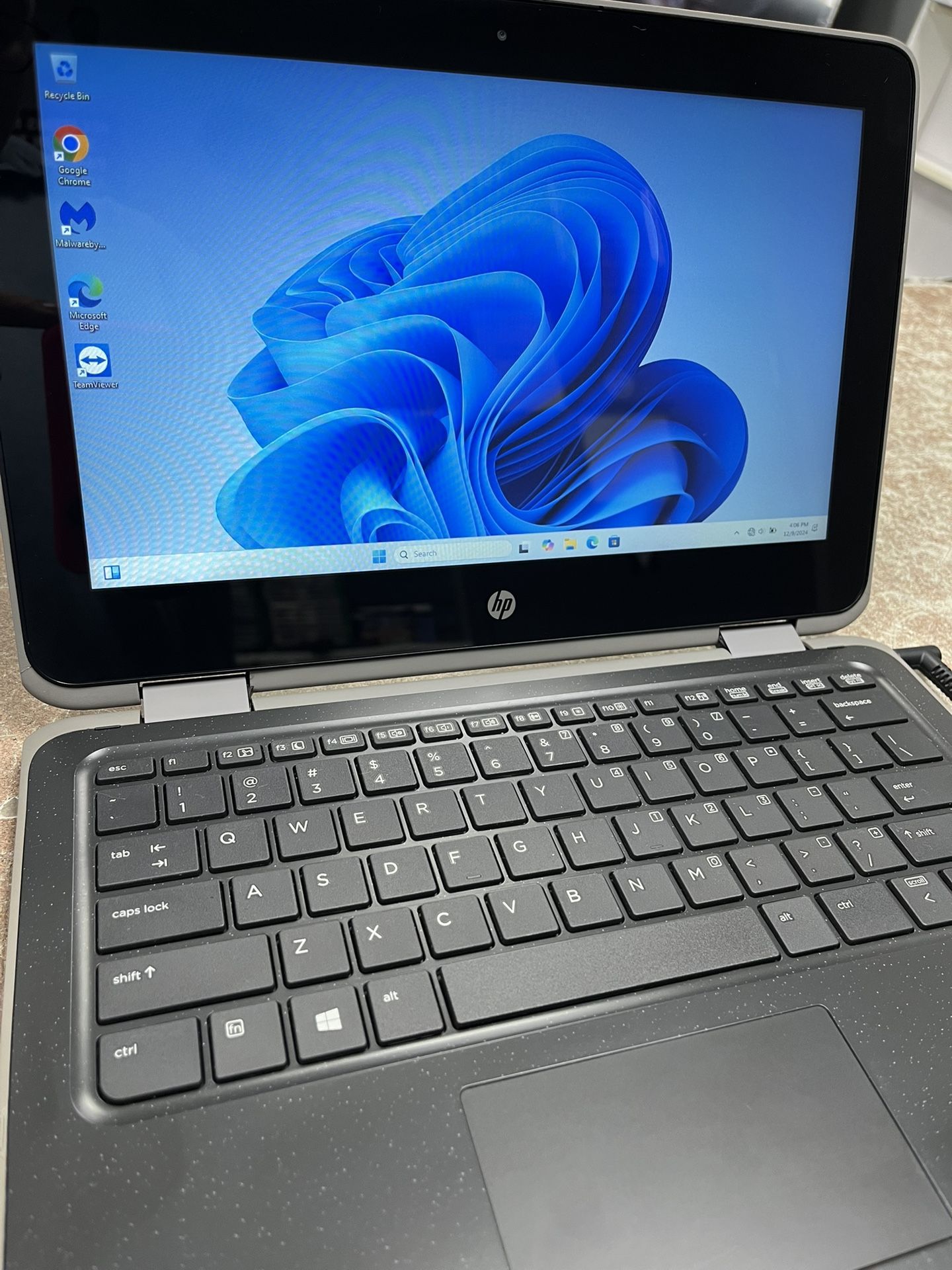 11” Full flip hp laptop wit touchscreen 1.61ghz 8gb ram 120gb hd windows 11 843821-2 with charger