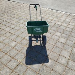 Scott's 2000 Broadcast Spreader