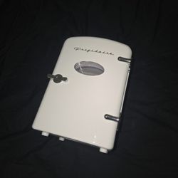 Mini fridge for drinks or makeup and skincare 