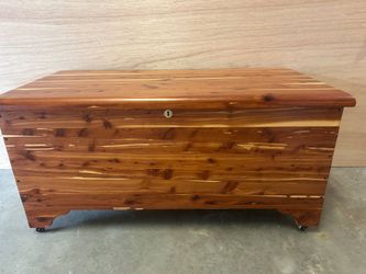 Beautiful Vintage Cedar Chest