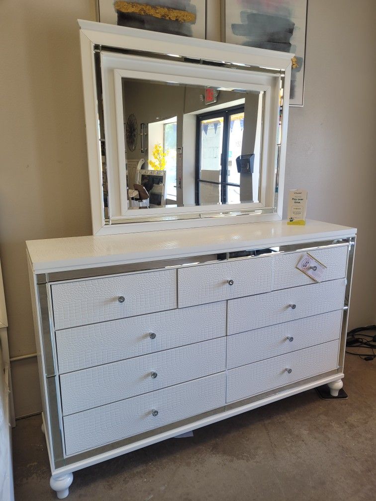 Dresser/ Payment Options Available 