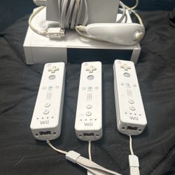 Wii With Controllers 