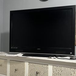 Vizio TV 32” With Remot Control 