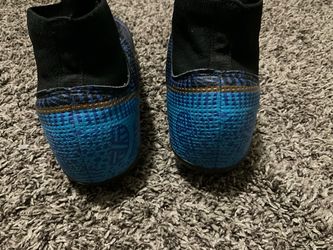Football/soccer cleats