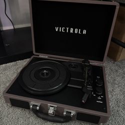 Victoria Suitcase Record Player