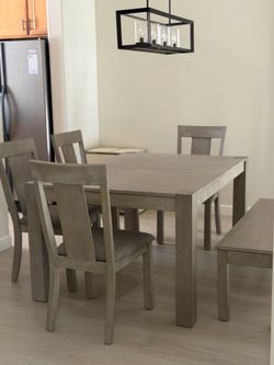 Pristine Condition! 6 Piece Dining Table Set w/ Storage Bench