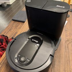 Shark Robot Vacuum with Self-Empty Base