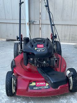 TORO Lawnmower Self Propelled no bag. Gas Powered Lawn Mower.