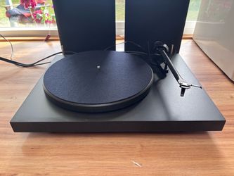 Pro-ject debut 3 Sumiko- original- flat black turn table/record player