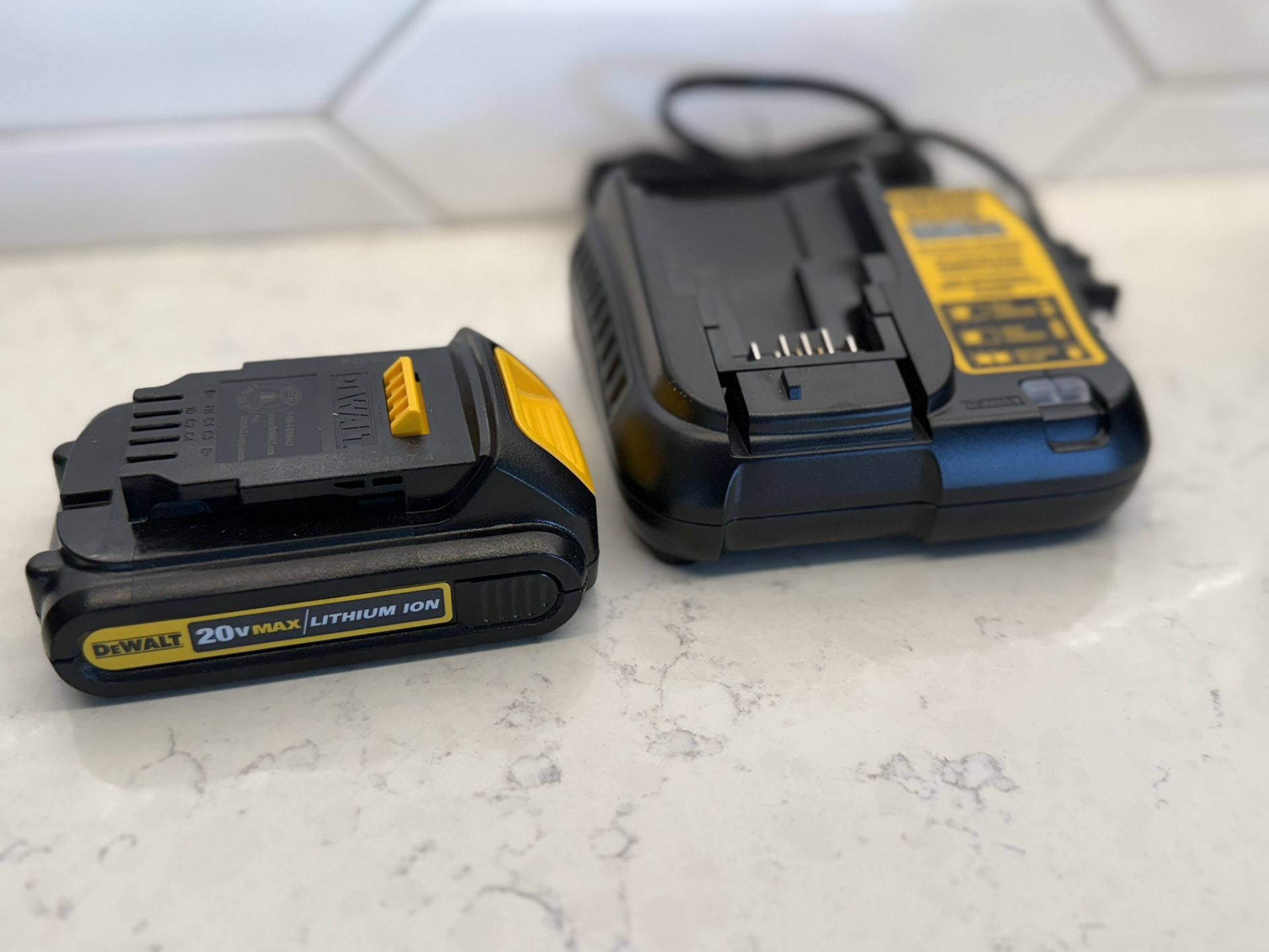 Dewalt 20V Max Compact Lithium-Ion 2.0Ah Battery Pack with 12V to 20V Max Charger