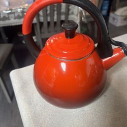 Le Creuset Marseilles Red/Black Tea Kettle 1.5 Liter 1.6 Quart Whistling tea pot