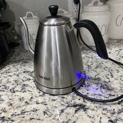 Aroma Housewares Store 4.3 4.3 out of 5 stars 290 Aroma Housewares Professional AWK-210SB Electric Water Kettle, 1.0 liter
